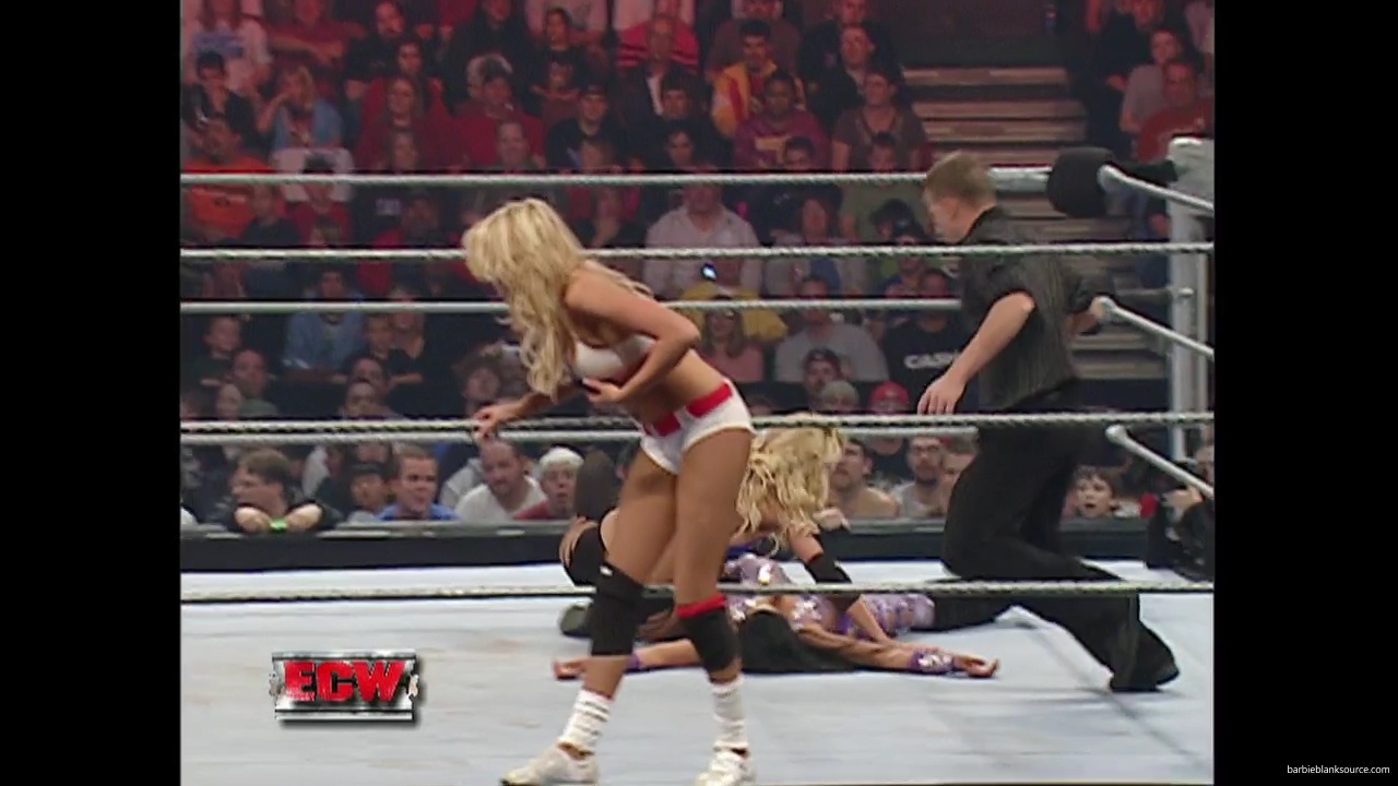 WWE_ECW_11_13_07_Kelly_Michelle_vs_Layla_Melina_mp41404.jpg