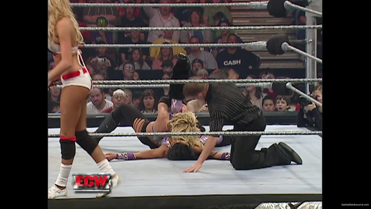 WWE_ECW_11_13_07_Kelly_Michelle_vs_Layla_Melina_mp41406.jpg