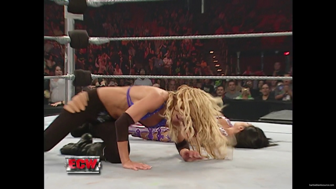 WWE_ECW_11_13_07_Kelly_Michelle_vs_Layla_Melina_mp41408.jpg