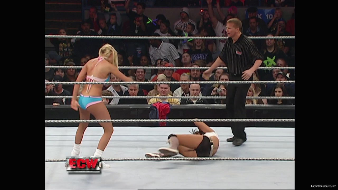 WWE_ECW_11_27_07_Kelly_vs_Layla_mp41730.jpg