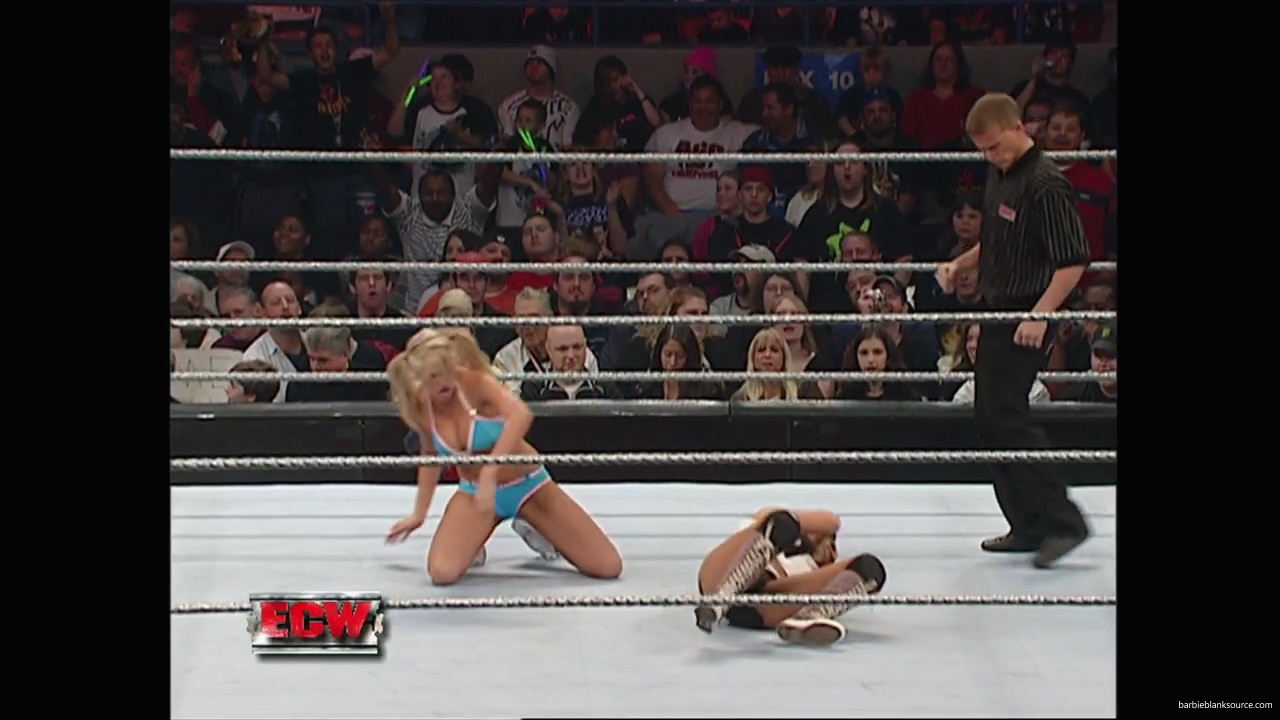 WWE_ECW_11_27_07_Kelly_vs_Layla_mp41736.jpg