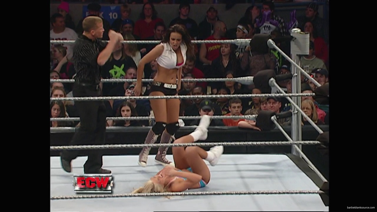 WWE_ECW_11_27_07_Kelly_vs_Layla_mp41751.jpg