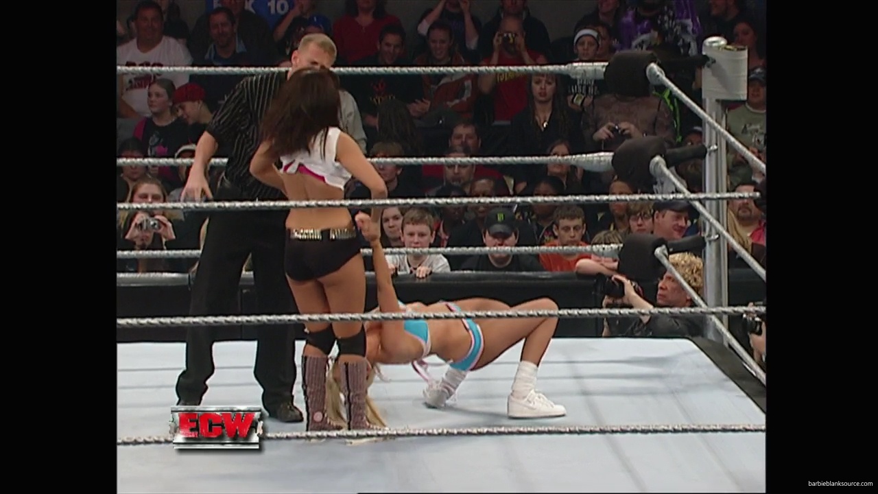 WWE_ECW_11_27_07_Kelly_vs_Layla_mp41756.jpg