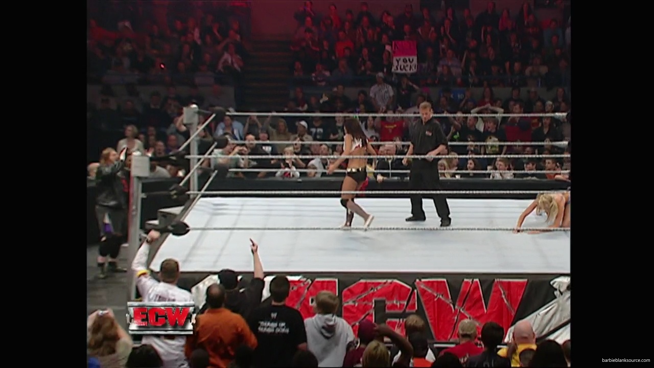 WWE_ECW_11_27_07_Kelly_vs_Layla_mp41771.jpg