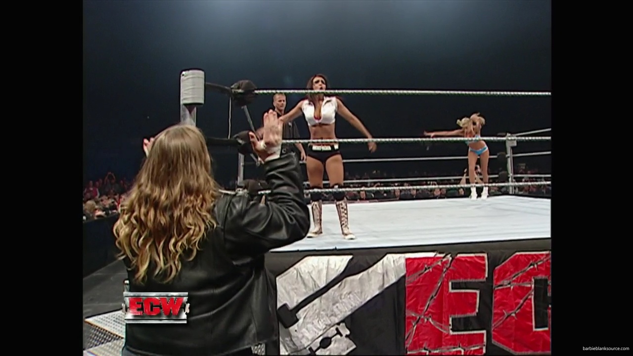 WWE_ECW_11_27_07_Kelly_vs_Layla_mp41777.jpg