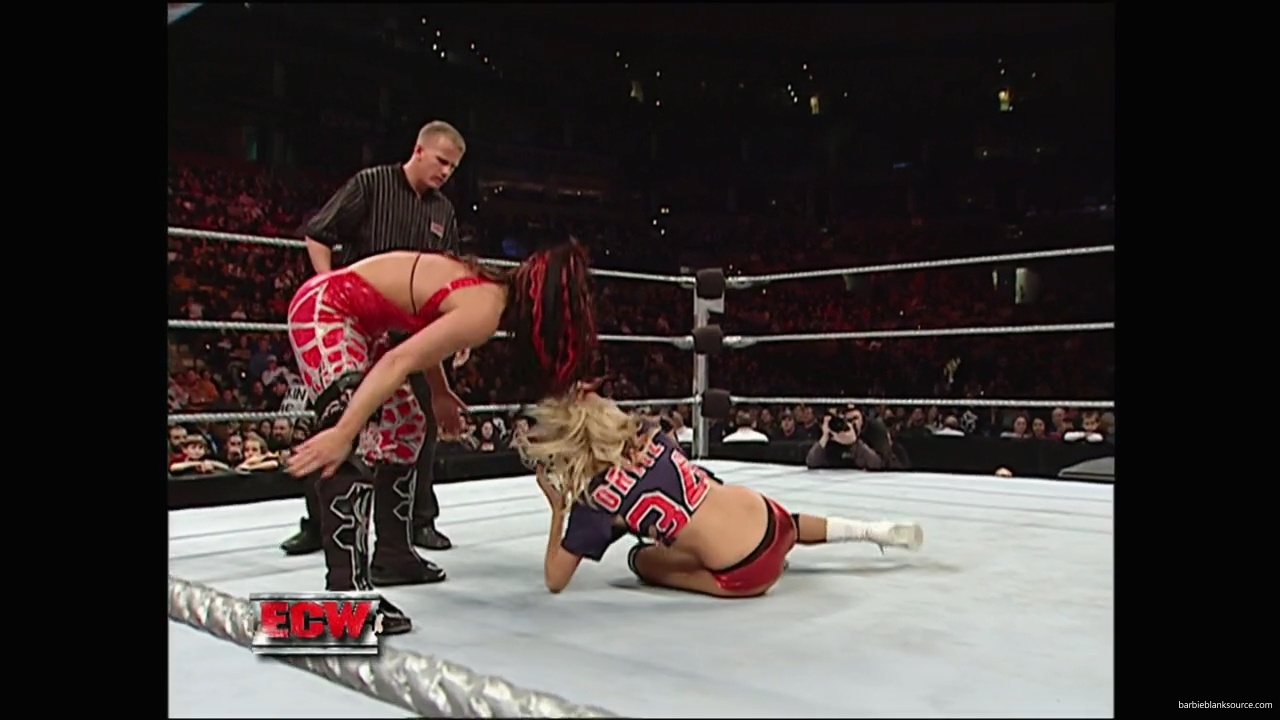 WWE_ECW_12_11_07_Kelly_vs_Layla_Victoria_mp42382.jpg