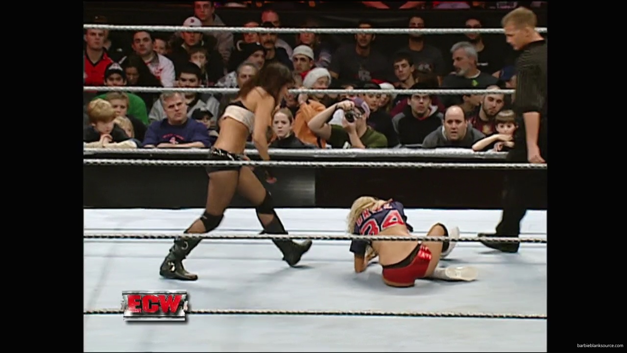 WWE_ECW_12_11_07_Kelly_vs_Layla_Victoria_mp42469.jpg