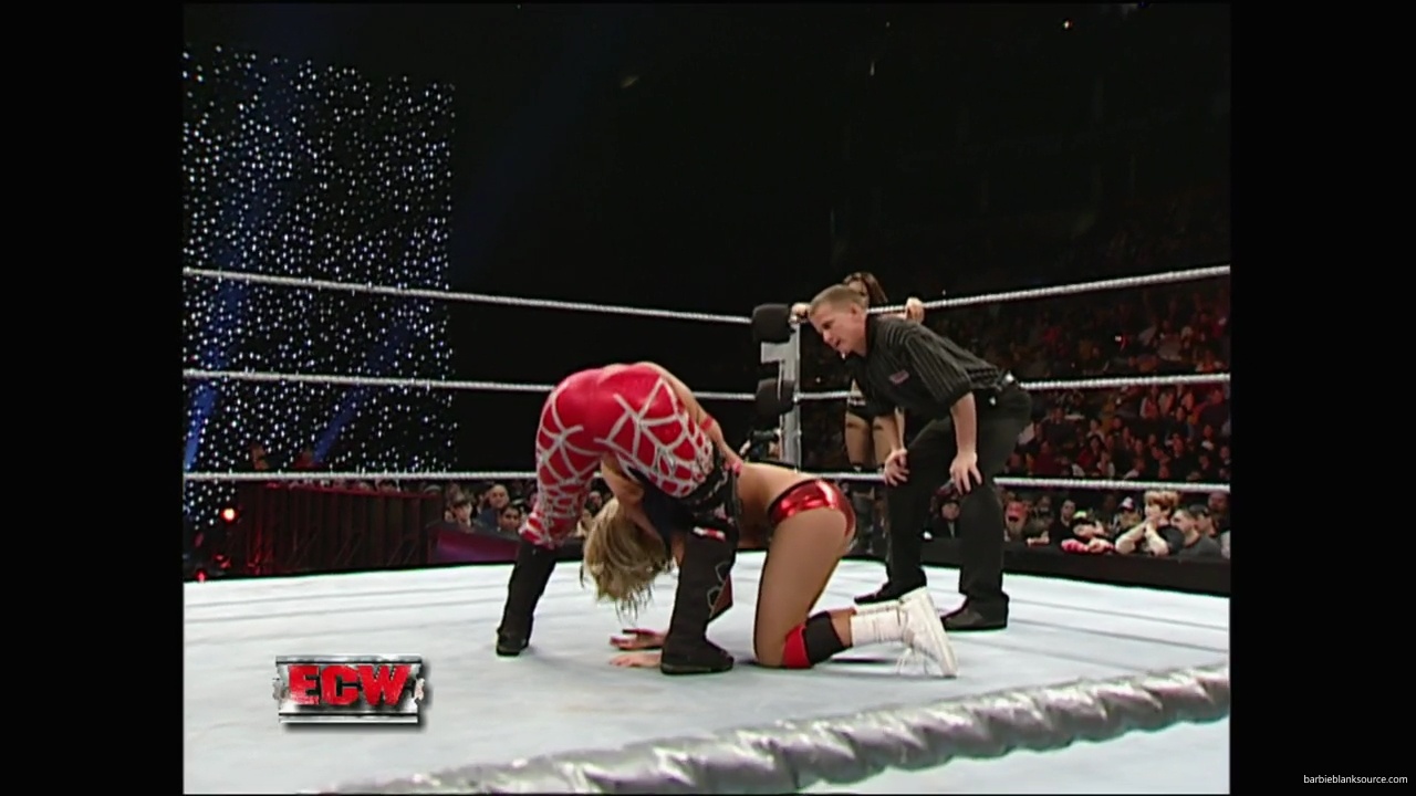 WWE_ECW_12_11_07_Kelly_vs_Layla_Victoria_mp42506.jpg