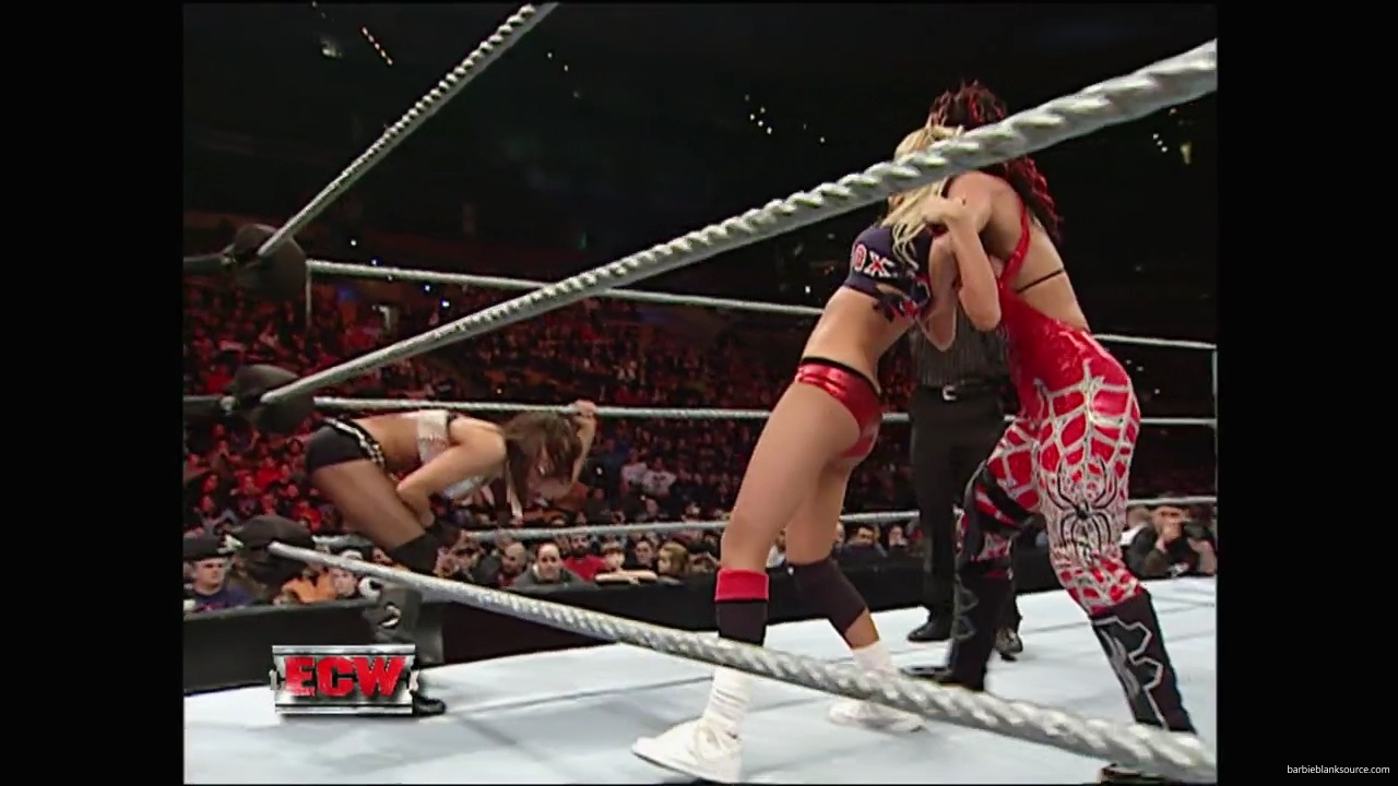 WWE_ECW_12_11_07_Kelly_vs_Layla_Victoria_mp42545.jpg
