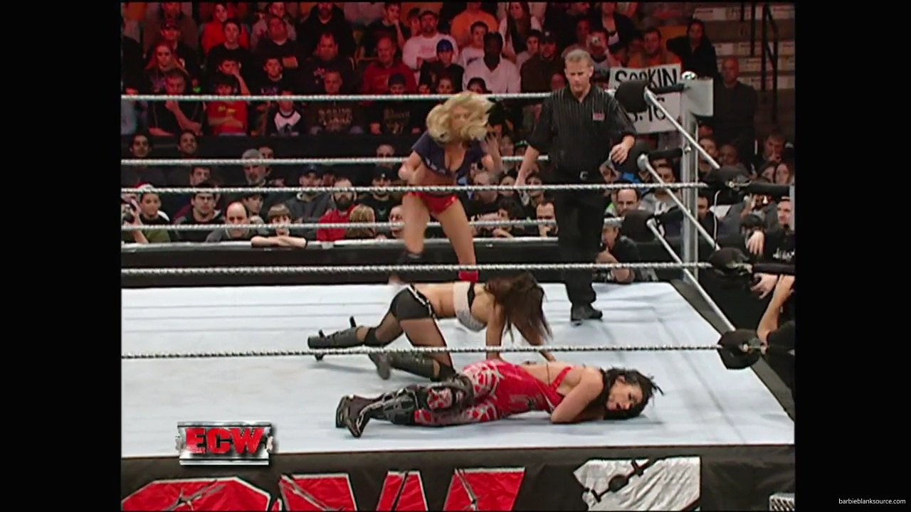 WWE_ECW_12_11_07_Kelly_vs_Layla_Victoria_mp42553.jpg