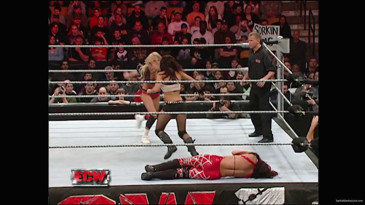 WWE_ECW_12_11_07_Kelly_vs_Layla_Victoria_mp42554.jpg