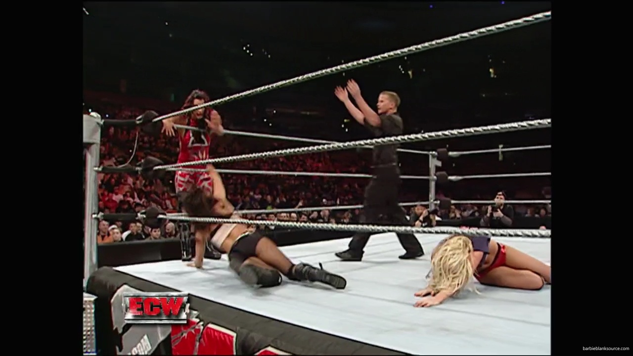 WWE_ECW_12_11_07_Kelly_vs_Layla_Victoria_mp42586.jpg