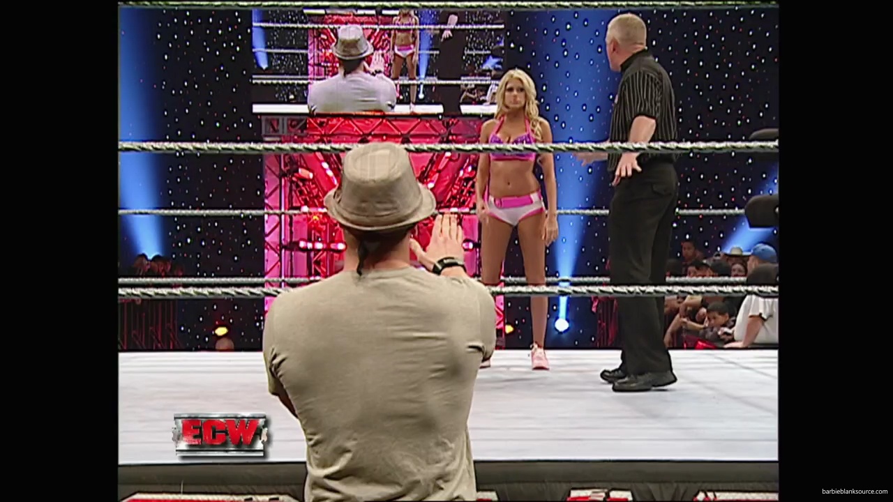 WWE_ECW_11_06_07_Kelly_vs_Layla_mp40936.jpg