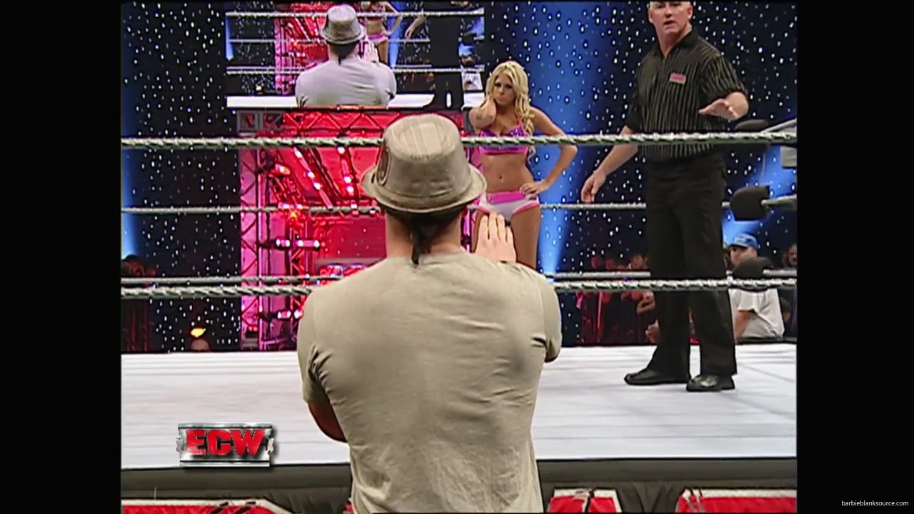 WWE_ECW_11_06_07_Kelly_vs_Layla_mp40938.jpg