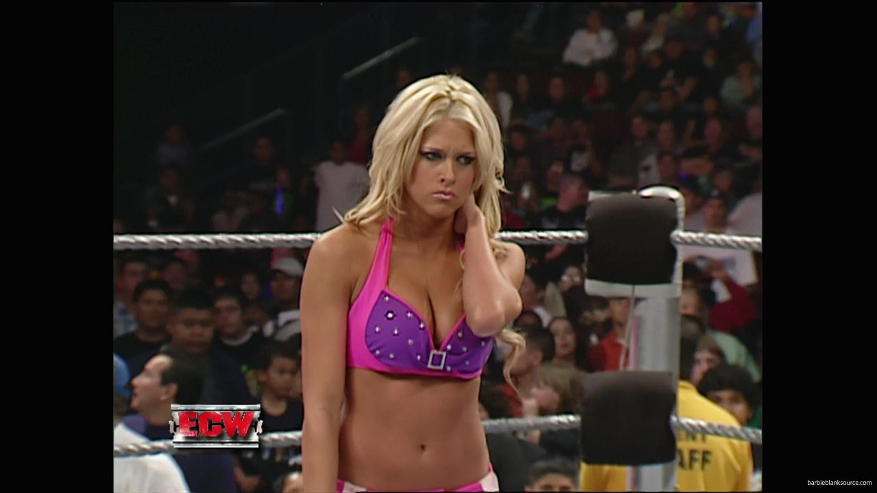 WWE_ECW_11_06_07_Kelly_vs_Layla_mp40941.jpg