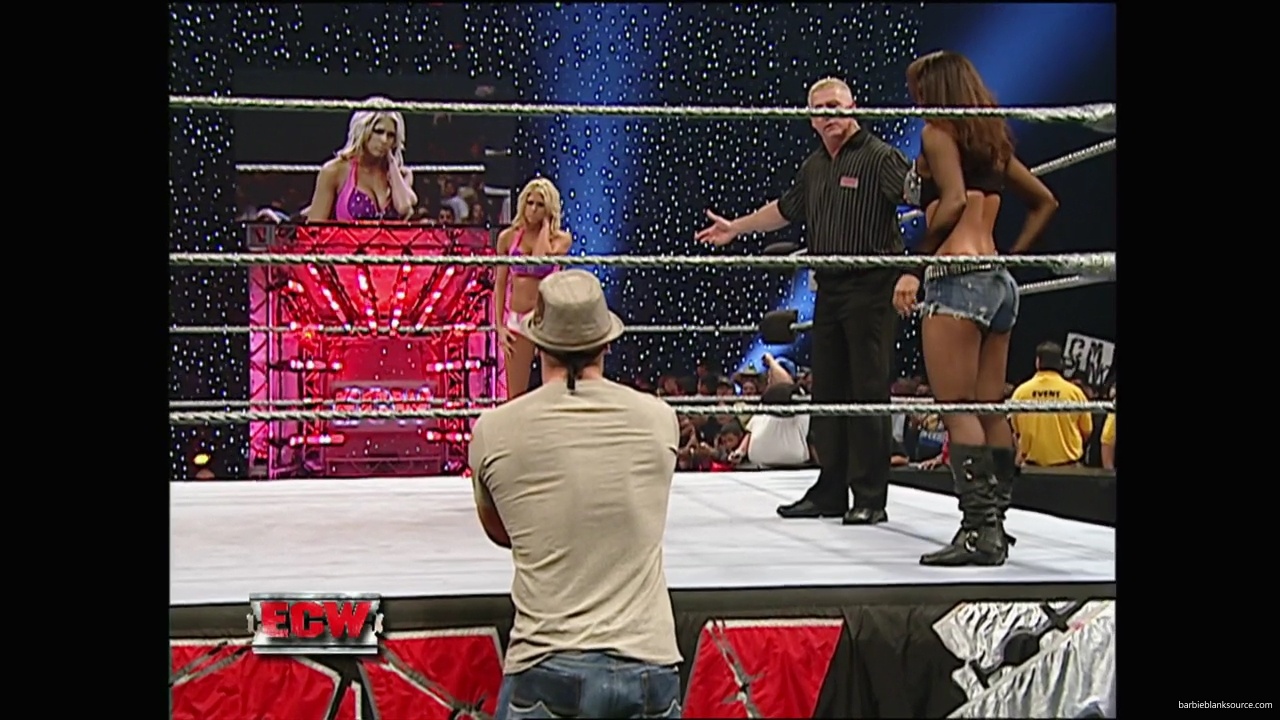 WWE_ECW_11_06_07_Kelly_vs_Layla_mp40943.jpg