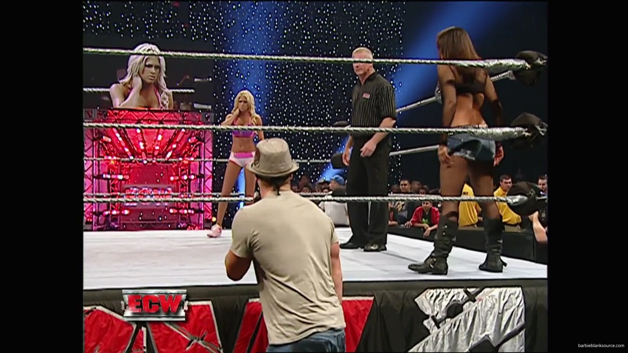 WWE_ECW_11_06_07_Kelly_vs_Layla_mp40955.jpg