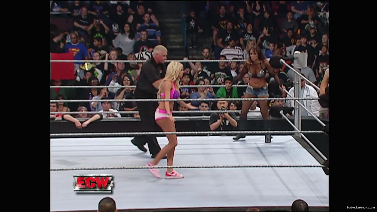 WWE_ECW_11_06_07_Kelly_vs_Layla_mp40960.jpg