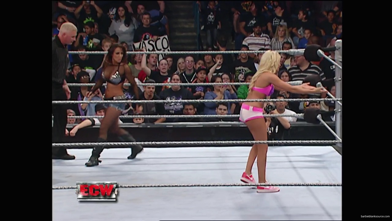 WWE_ECW_11_06_07_Kelly_vs_Layla_mp40962.jpg