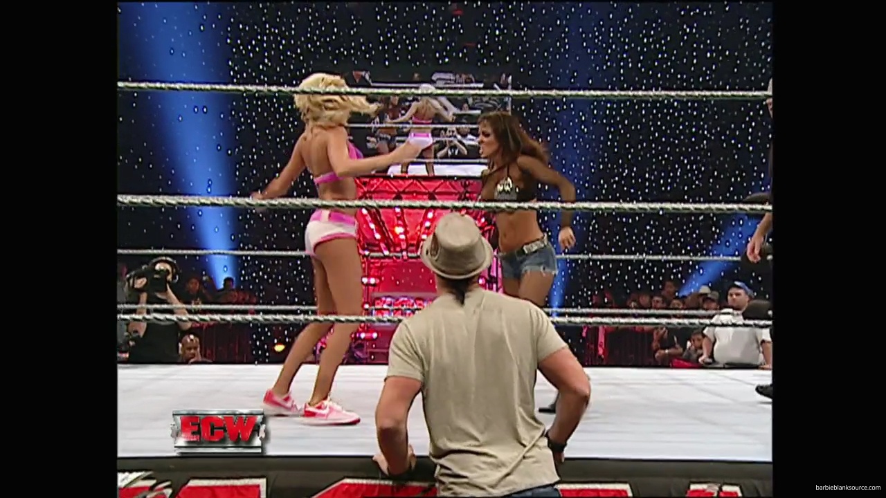 WWE_ECW_11_06_07_Kelly_vs_Layla_mp40965.jpg