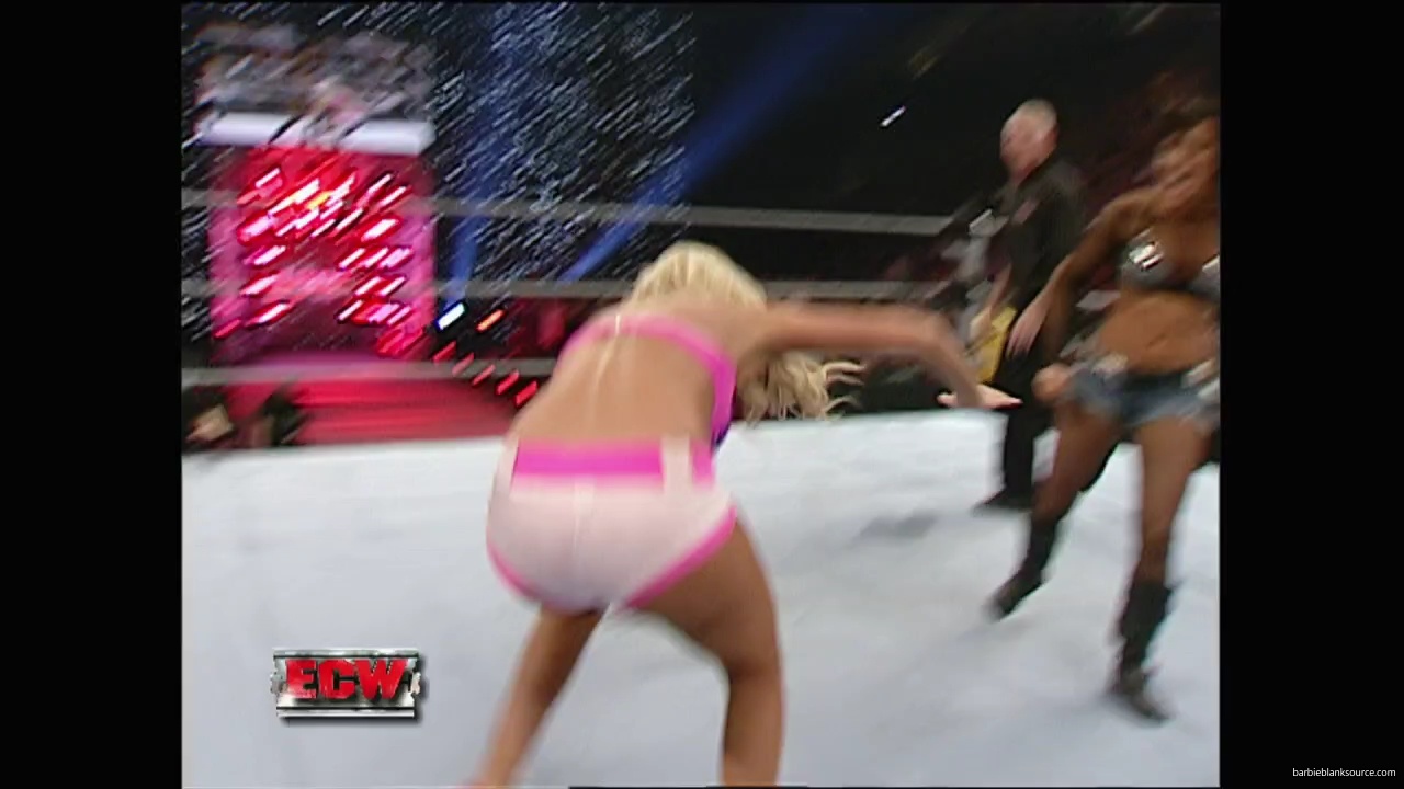 WWE_ECW_11_06_07_Kelly_vs_Layla_mp40966.jpg