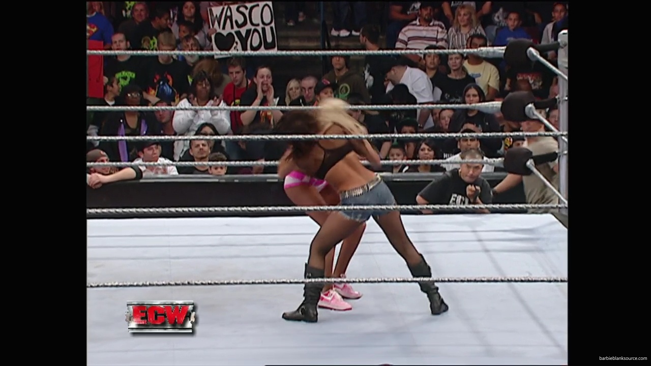 WWE_ECW_11_06_07_Kelly_vs_Layla_mp40969.jpg