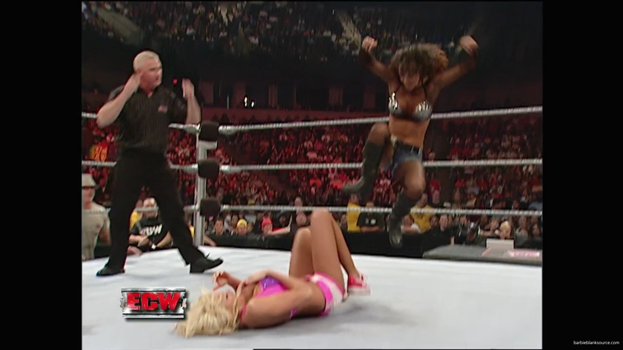 WWE_ECW_11_06_07_Kelly_vs_Layla_mp40972.jpg