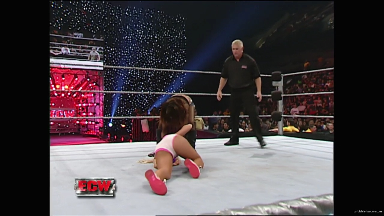 WWE_ECW_11_06_07_Kelly_vs_Layla_mp40978.jpg