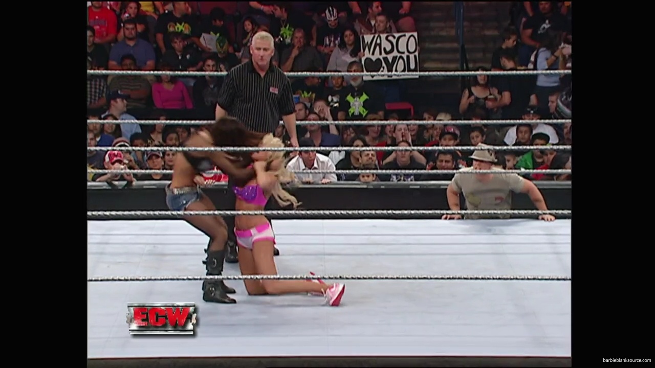 WWE_ECW_11_06_07_Kelly_vs_Layla_mp40980.jpg