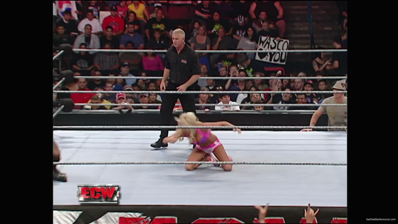 WWE_ECW_11_06_07_Kelly_vs_Layla_mp40981.jpg