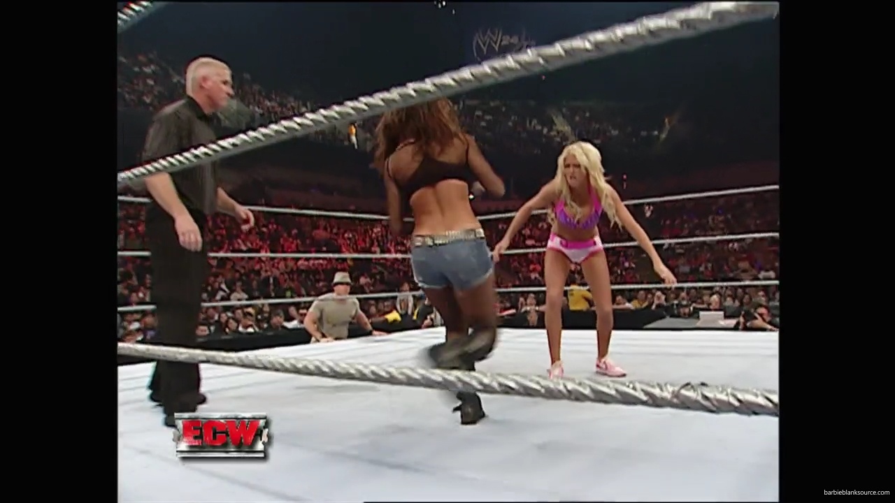 WWE_ECW_11_06_07_Kelly_vs_Layla_mp40983.jpg