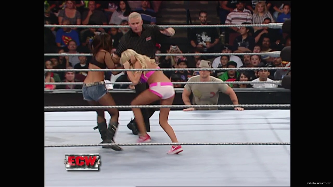 WWE_ECW_11_06_07_Kelly_vs_Layla_mp40987.jpg