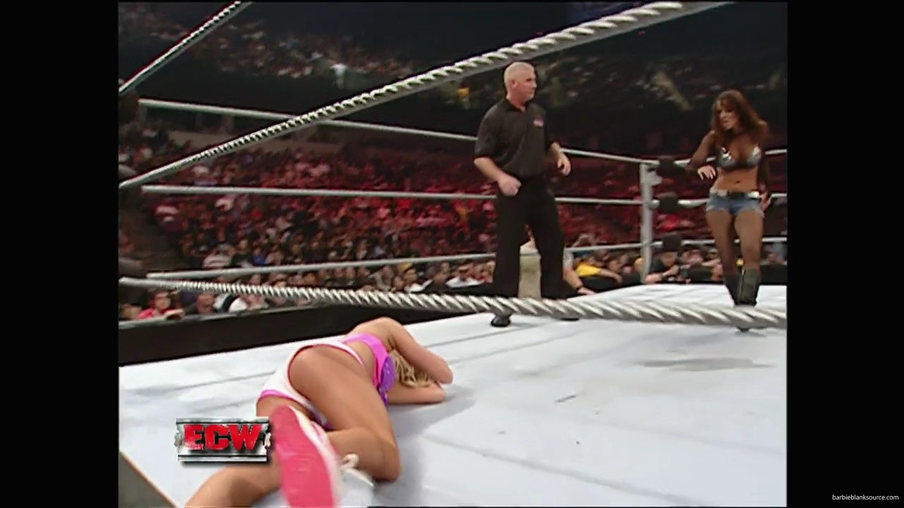 WWE_ECW_11_06_07_Kelly_vs_Layla_mp40989.jpg