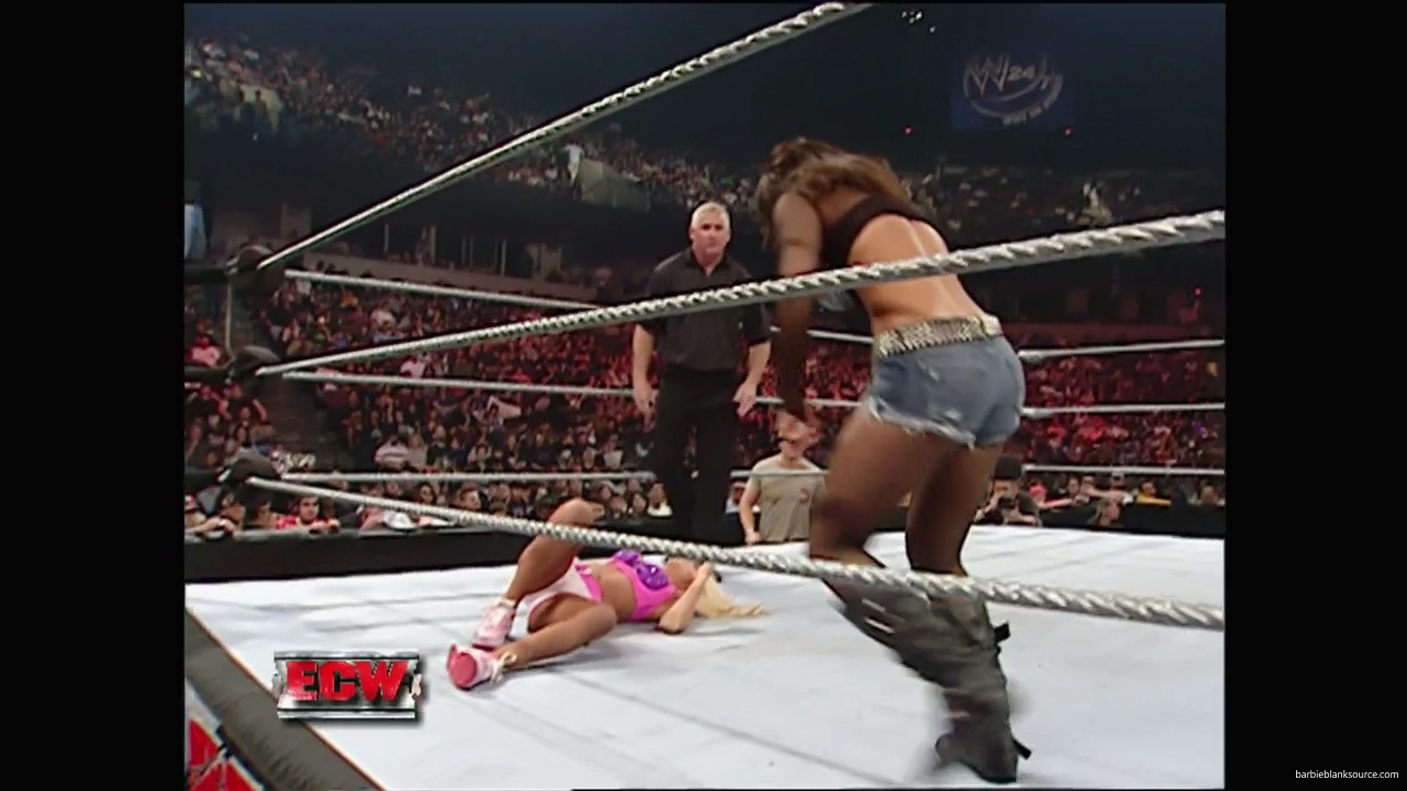 WWE_ECW_11_06_07_Kelly_vs_Layla_mp40994.jpg