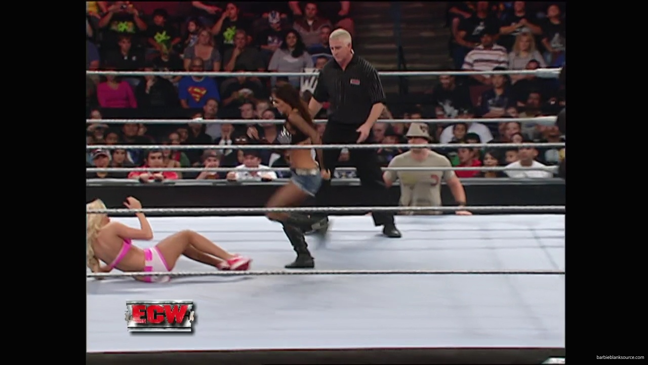 WWE_ECW_11_06_07_Kelly_vs_Layla_mp40999.jpg