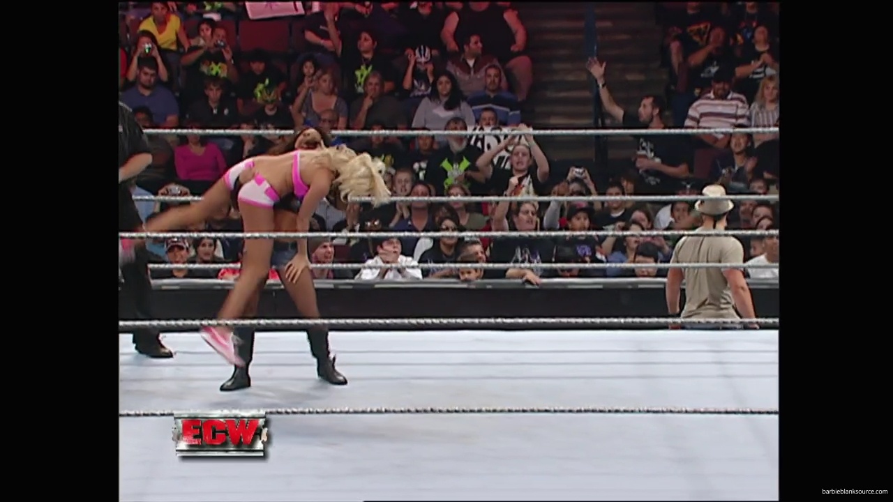 WWE_ECW_11_06_07_Kelly_vs_Layla_mp41009.jpg