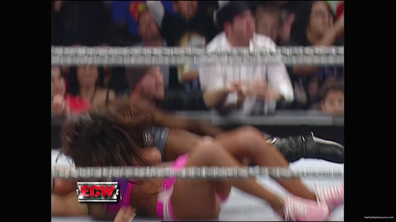 WWE_ECW_11_06_07_Kelly_vs_Layla_mp41012.jpg