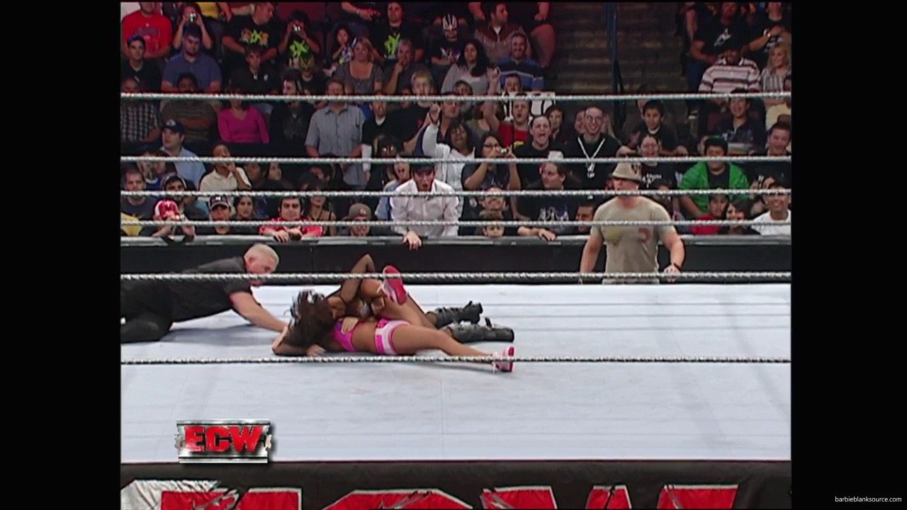 WWE_ECW_11_06_07_Kelly_vs_Layla_mp41014.jpg