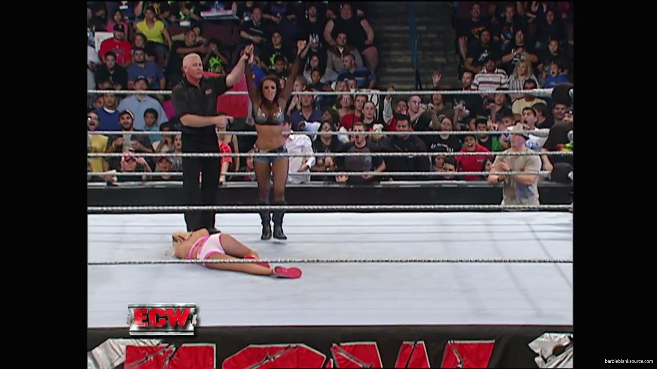 WWE_ECW_11_06_07_Kelly_vs_Layla_mp41022.jpg
