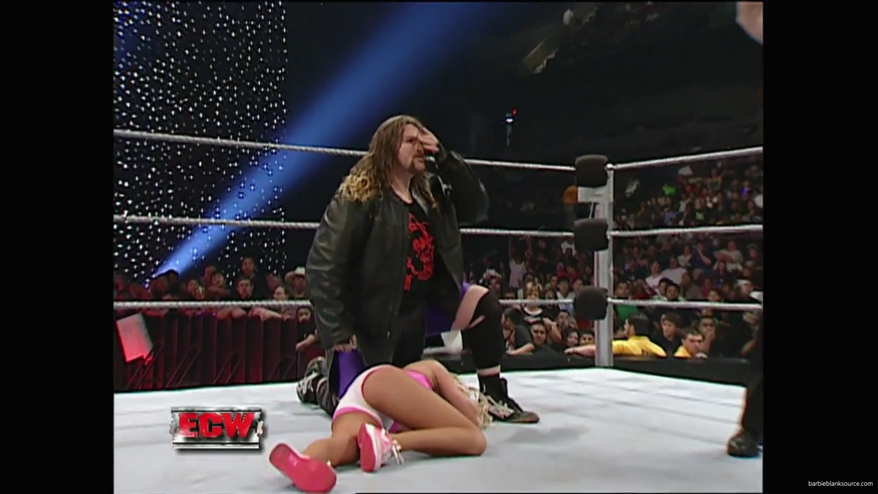 WWE_ECW_11_06_07_Kelly_vs_Layla_mp41025.jpg