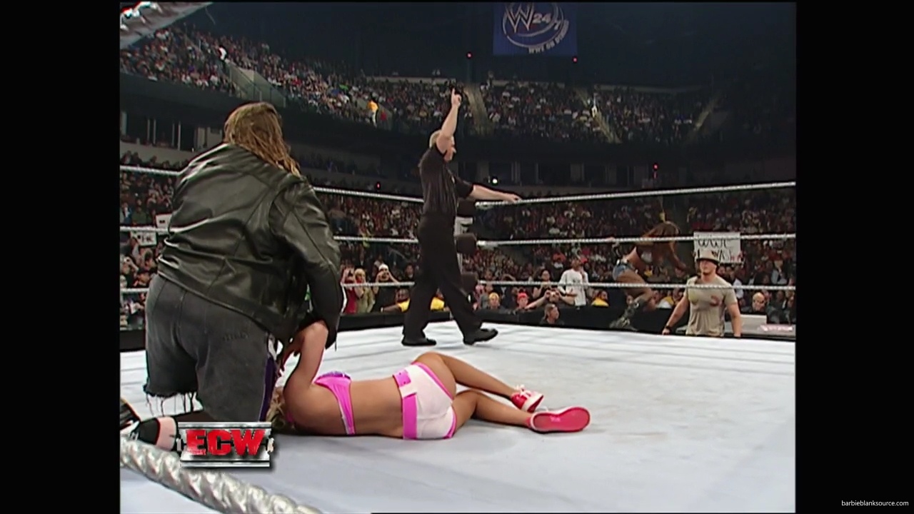 WWE_ECW_11_06_07_Kelly_vs_Layla_mp41030.jpg