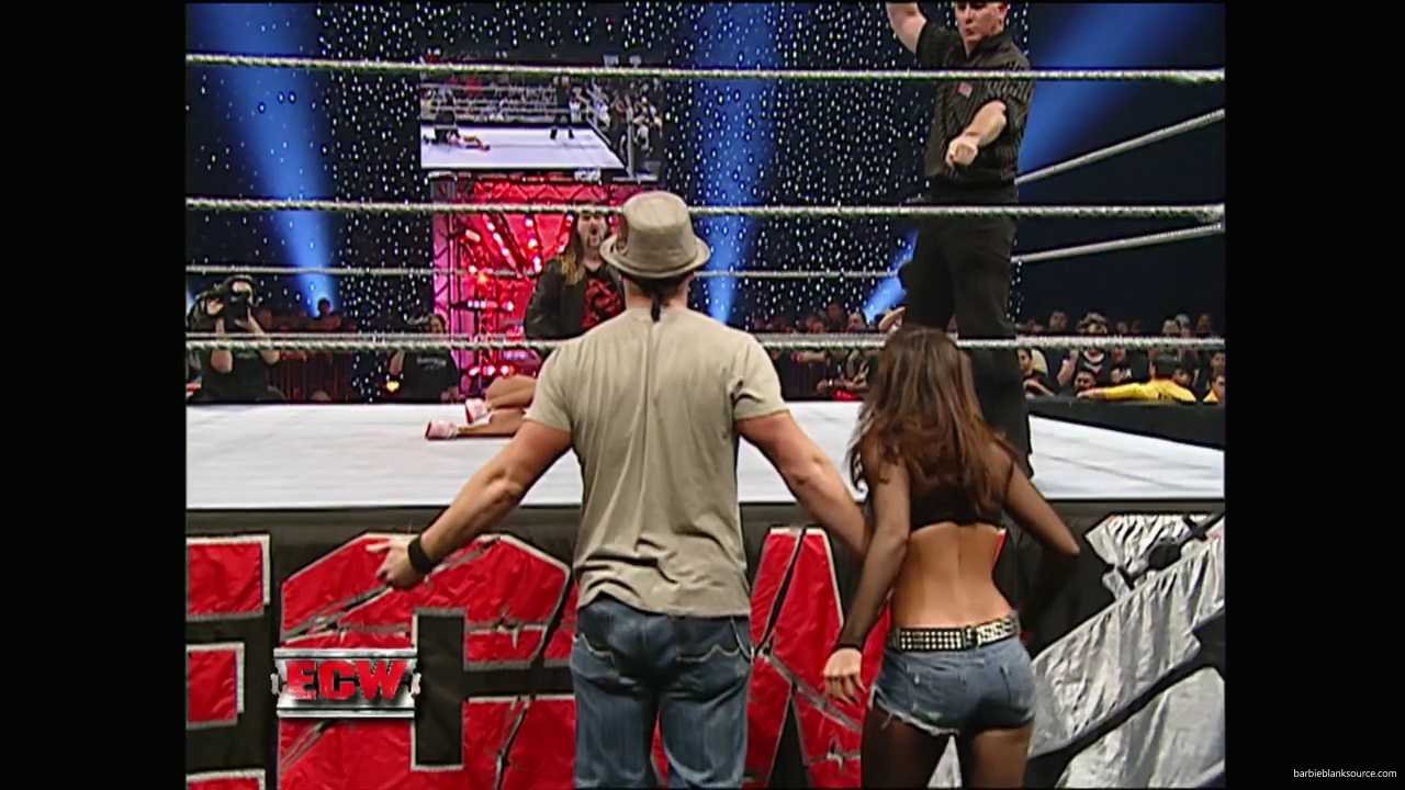 WWE_ECW_11_06_07_Kelly_vs_Layla_mp41031.jpg