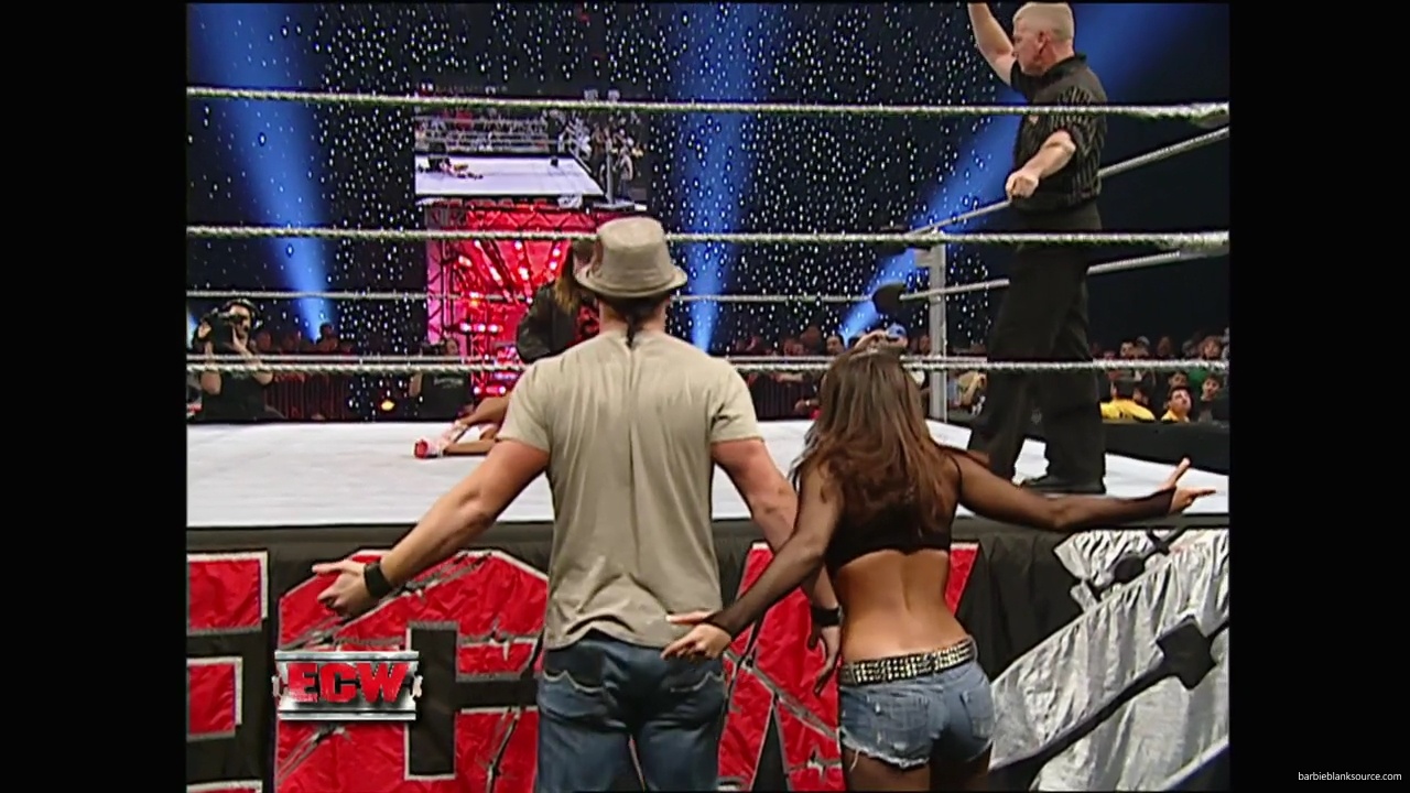 WWE_ECW_11_06_07_Kelly_vs_Layla_mp41032.jpg