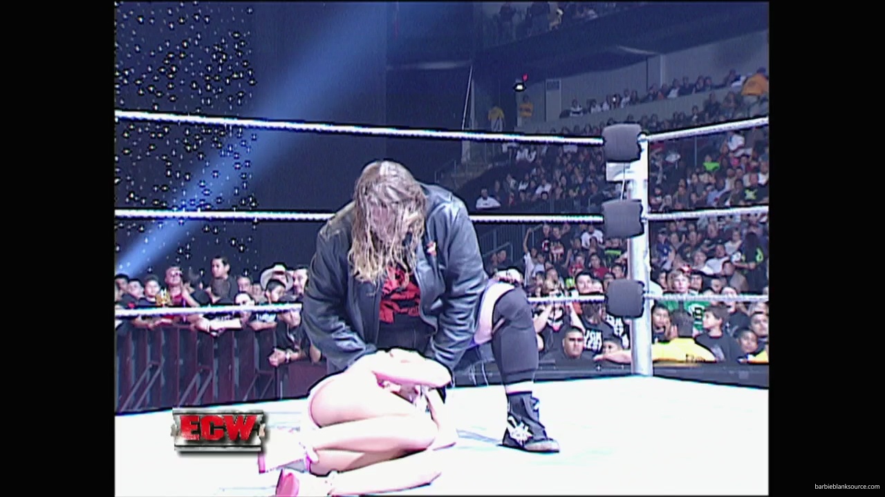 WWE_ECW_11_06_07_Kelly_vs_Layla_mp41036.jpg
