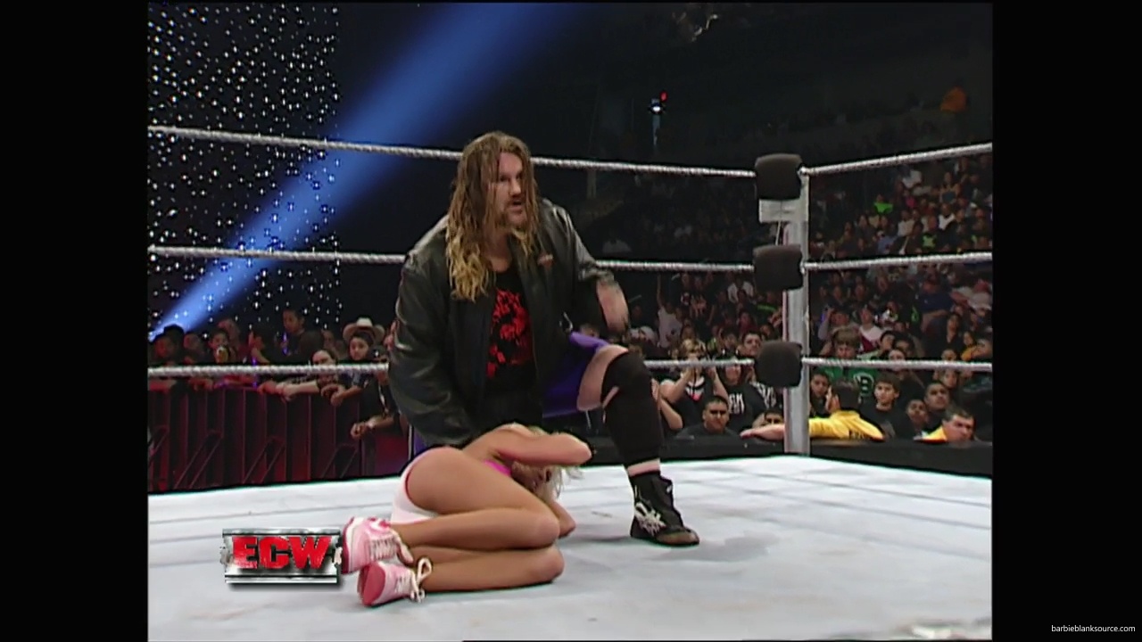 WWE_ECW_11_06_07_Kelly_vs_Layla_mp41037.jpg