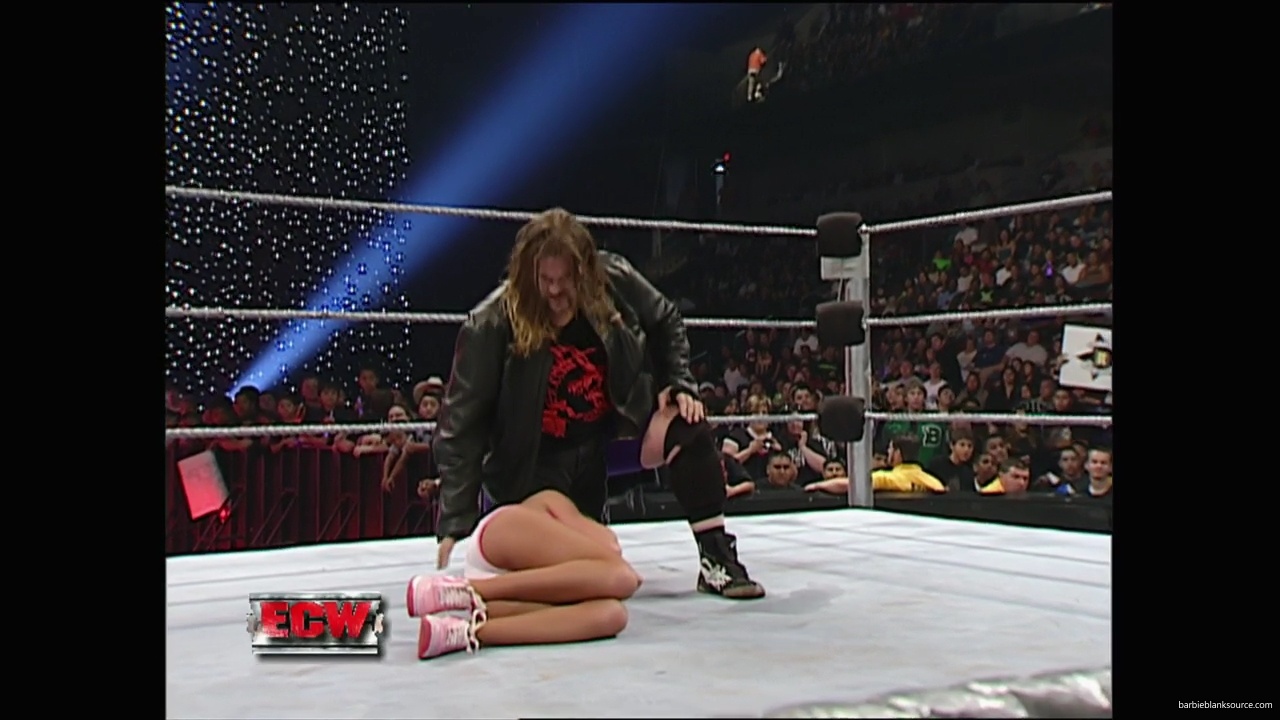 WWE_ECW_11_06_07_Kelly_vs_Layla_mp41042.jpg