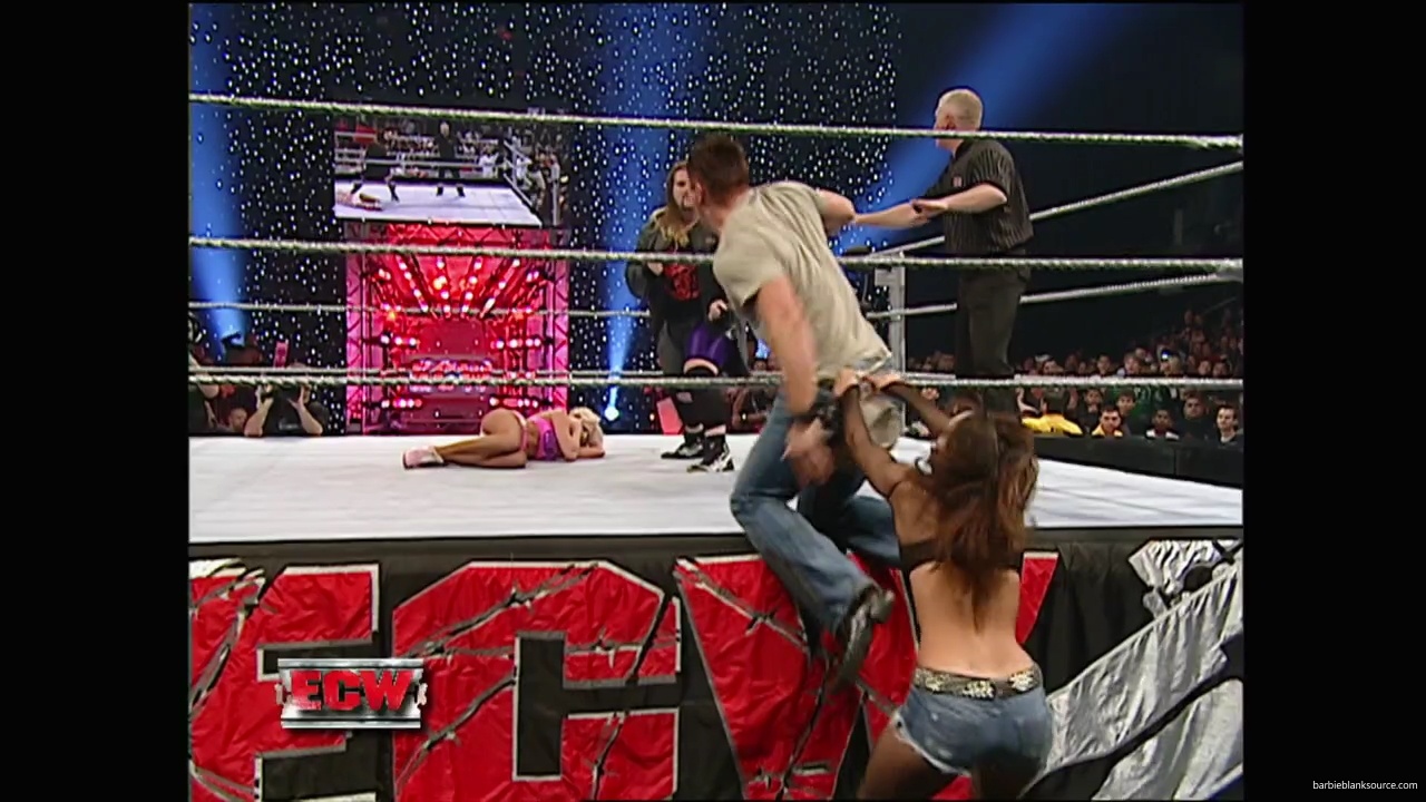 WWE_ECW_11_06_07_Kelly_vs_Layla_mp41046.jpg