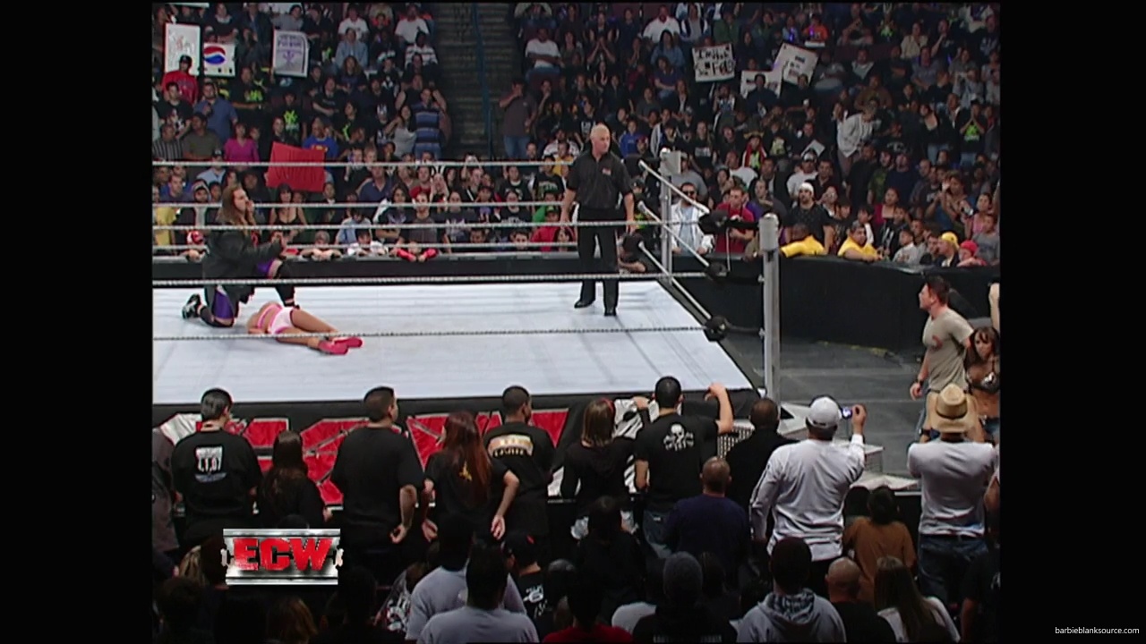 WWE_ECW_11_06_07_Kelly_vs_Layla_mp41060.jpg