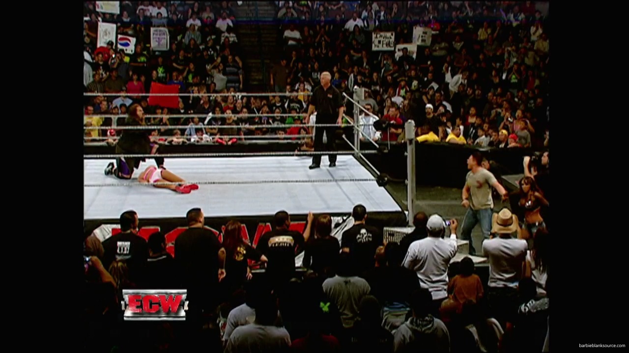 WWE_ECW_11_06_07_Kelly_vs_Layla_mp41061.jpg