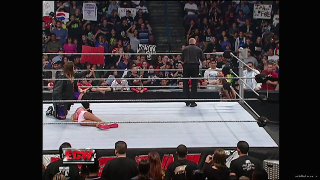WWE_ECW_11_06_07_Kelly_vs_Layla_mp41067.jpg